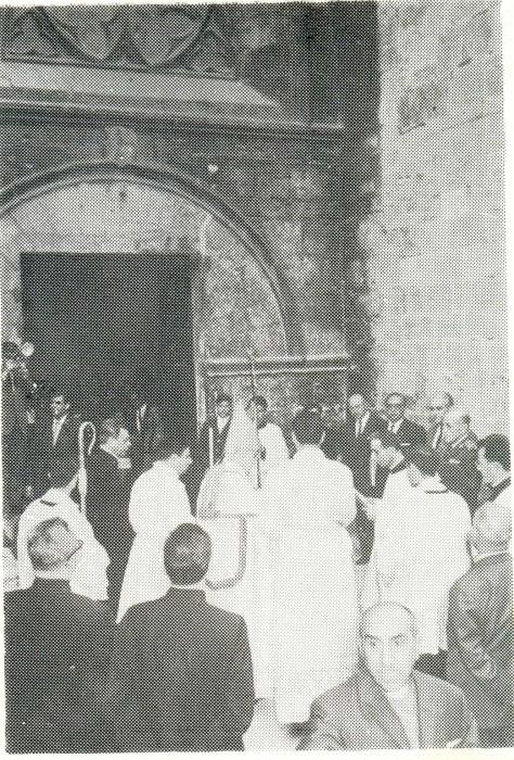 Bendición de la iglesia en la puerta románica