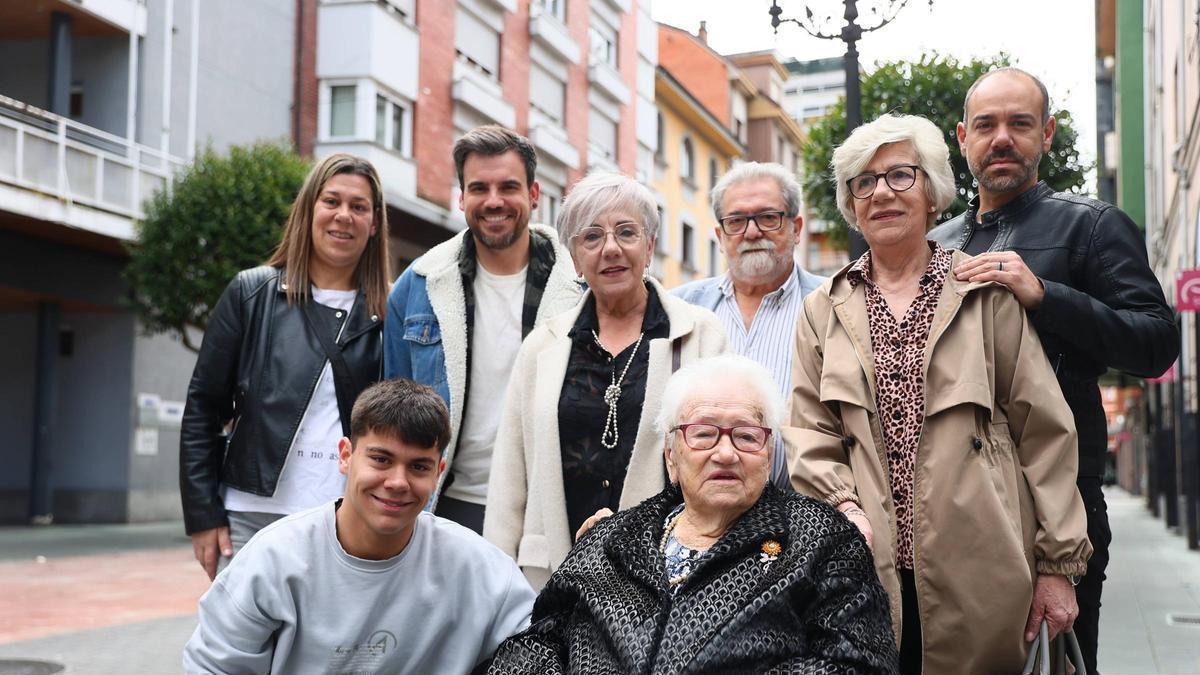 Josefa Cabello con su familia el pasado 16 de mayo en el homenaje a los centenarios langreanos