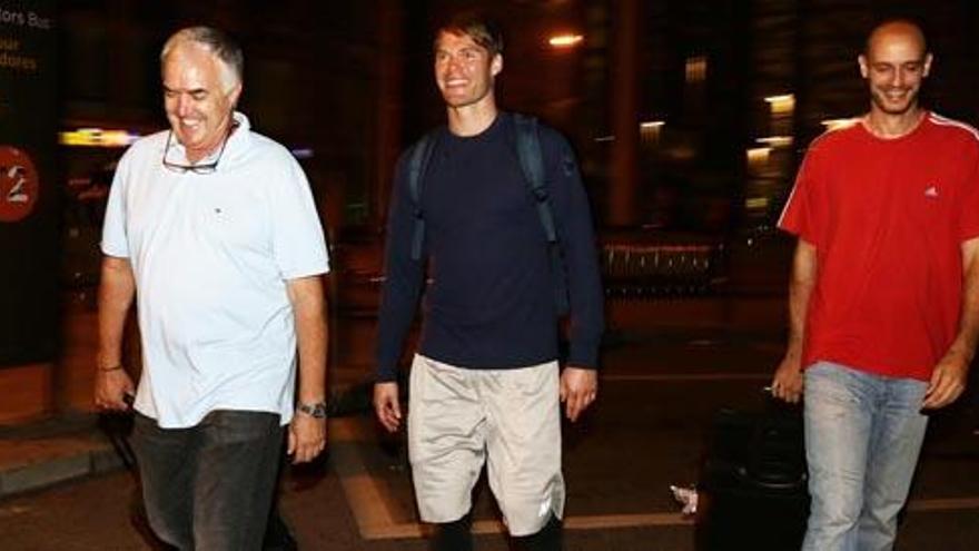 Jon Stefansson, en el centro de la imagen, recién aterrizado anoche en el Aeropuerto, con los responsables de la dirección deportiva, Manolo Rubia y Carlos Jiménez.