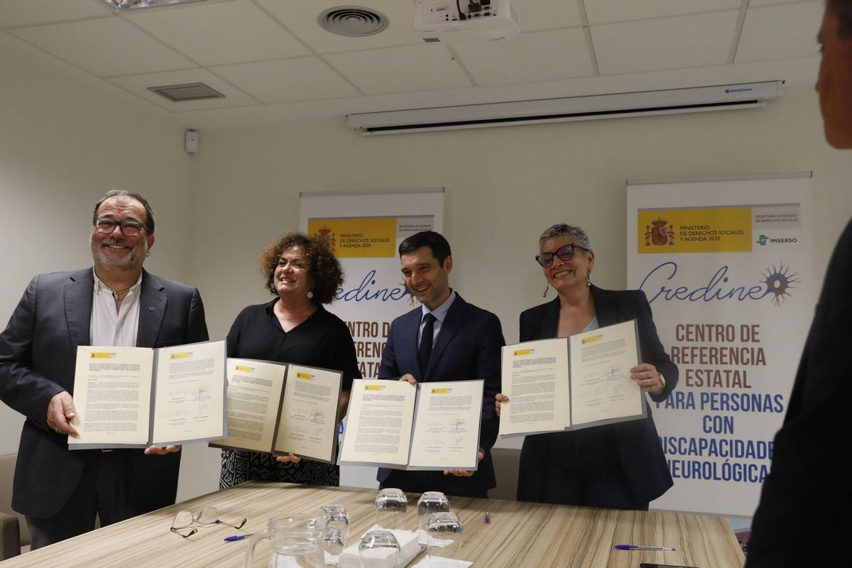 Barros, Langreo. El ministro de Derechos Sociales firma en la sede del centro una declaración institucional sobre el Credine, junto a las consejeras de Derechos Sociales y Salud y el alcalde de Langreo