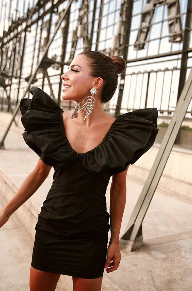 Paula Ordovás con vestido negro y pendientes fantasía de Mypeeptoesshop