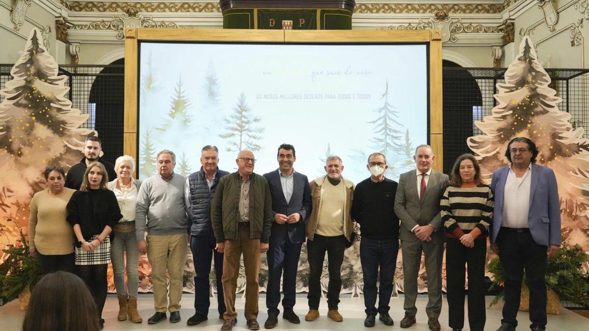 Luis López, con algunos de los trabajadores jubilados homenajeados.