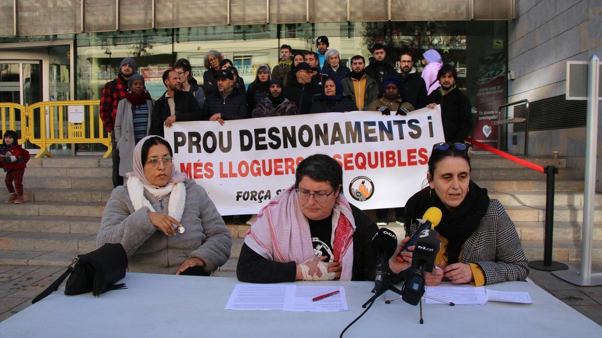 El Sindicat de l'Habitatge de Salt, denunciant 'l'onada de desnonaments' davant la Generalitat a Girona