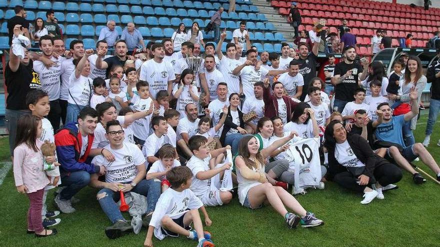 Los jugadores y aficionados del Covadonga festejan el título, ayer en O Couto. // Iñaki Osorio