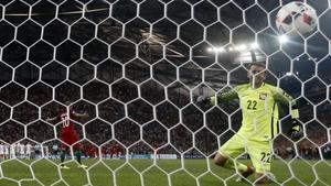 Lanzamiento de penaltis en el partido de cuartos de final de la Eurocopa Polonia-Portugal.