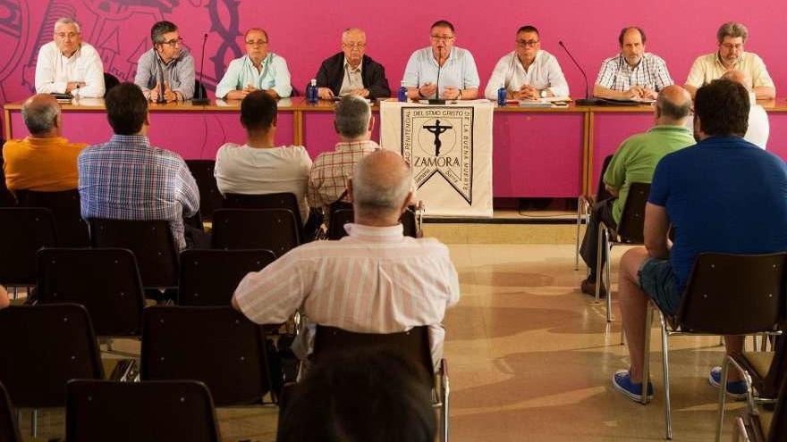 Asistentes y directivos de la Buena Muerte, ayer en el salón de la Junta de Cofradías.