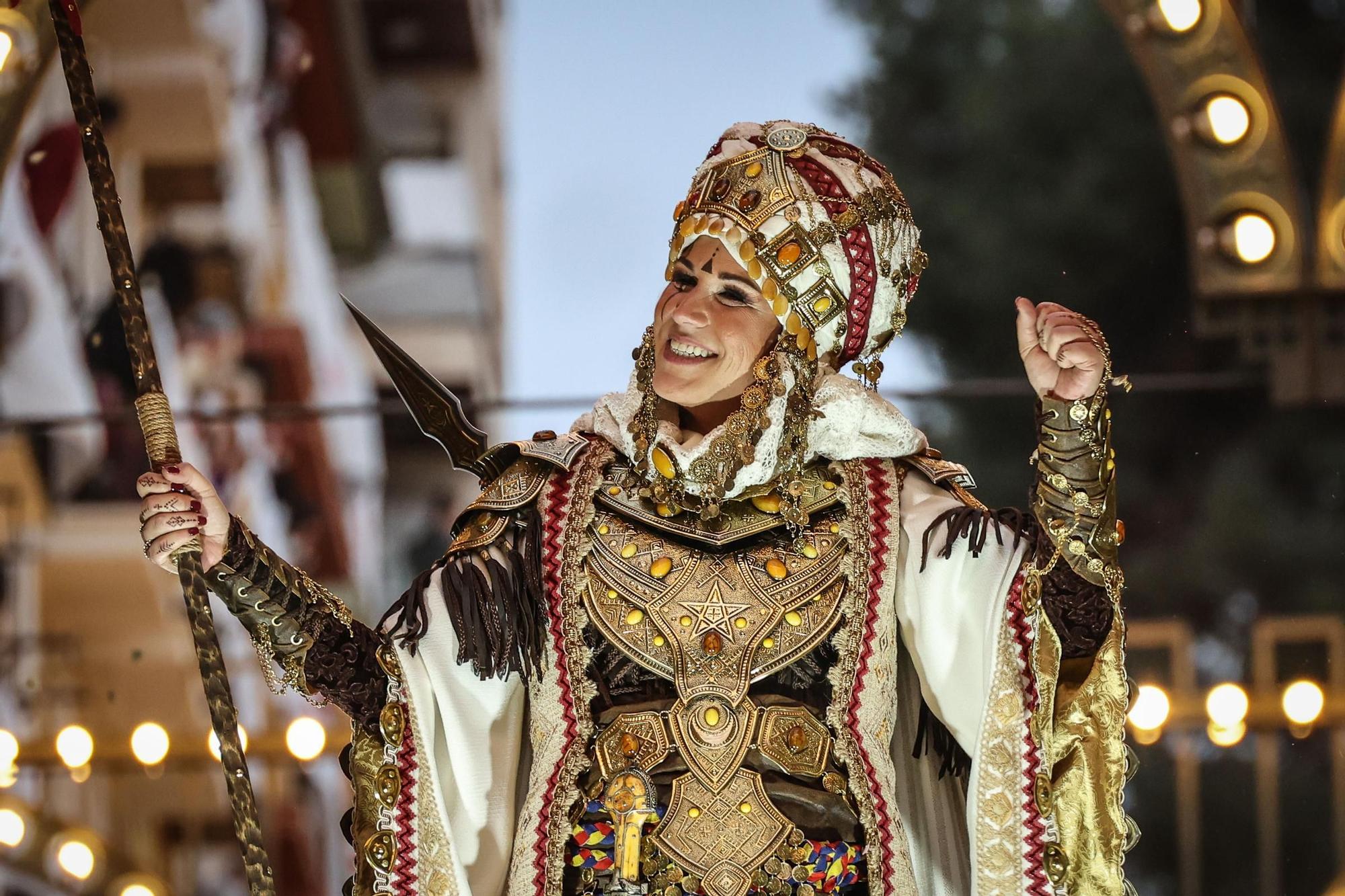 La mujer hace historia en la Entrada Mora de Alcoy