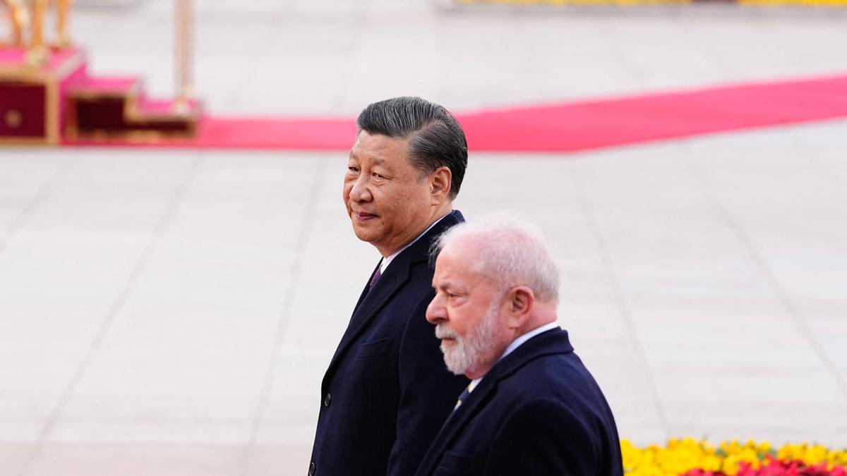 El presidente chino, Xi Jinping, y el brasileño, Luiz Inácio Lula da Silva, durante la ceremonia de bienvenida en el Gran Palacio del Pueblo, este viernes en Pekín.