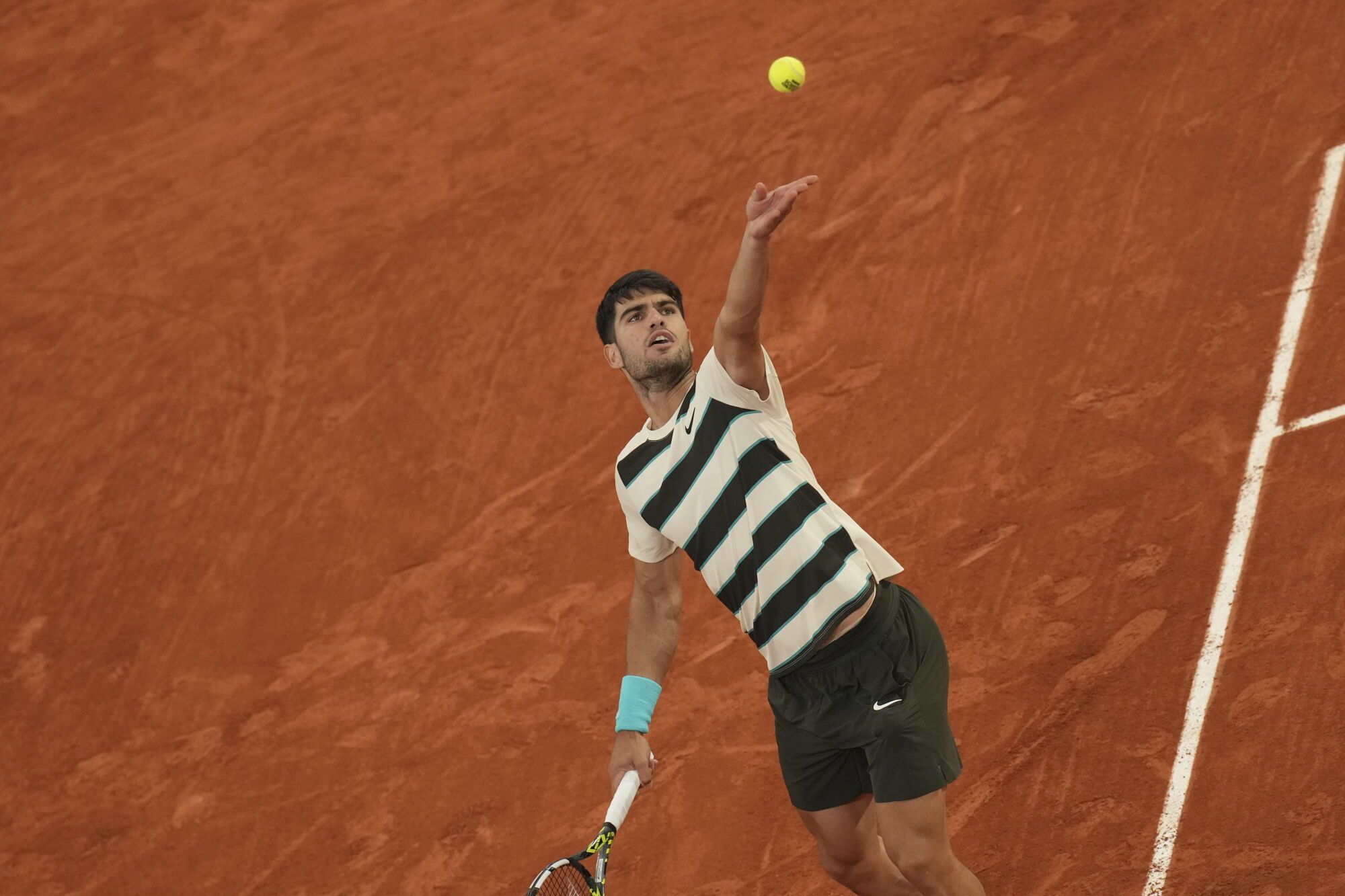 Spain's Carlos Alcaraz serves against Italy's Lorenzo Musetti during their semifinal match of the French Tennis Open at the Roland-Garros stadium in Paris, Friday, June 6, 2025. (AP Photo/Christophe Ena). EDITORIAL USE ONLY / ONLY ITALY AND SPAIN