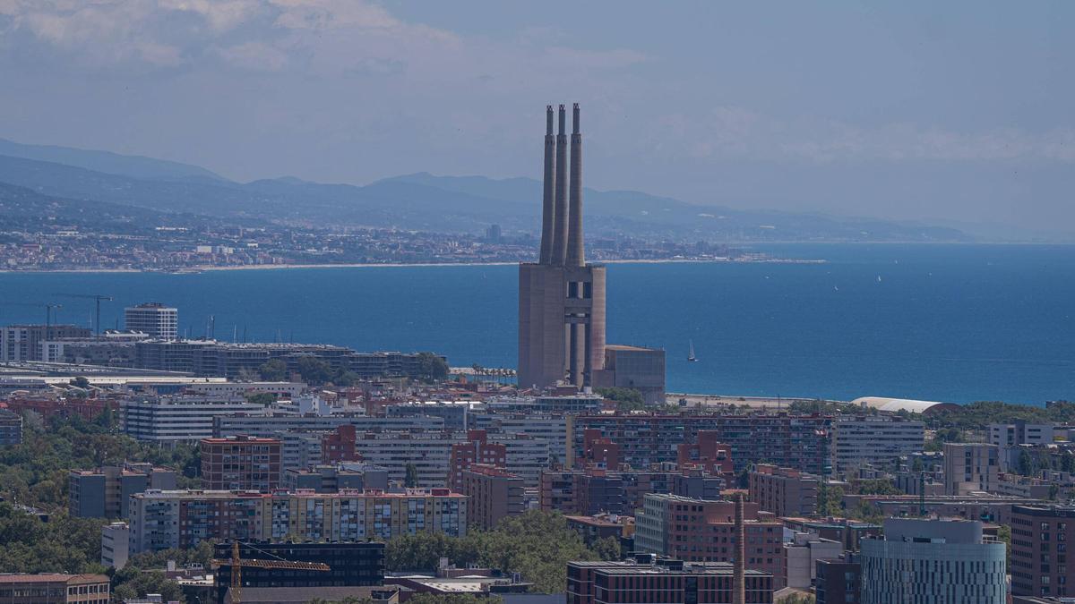 Las Tres Xemeneies de Sant Adrià de Besòs, vistas desde la Torre Glòries de Barcelona.