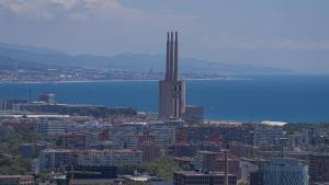 Las Tres Xemeneies de Sant Adrià de Besòs, vistas desde la Torre Glòries de Barcelona.