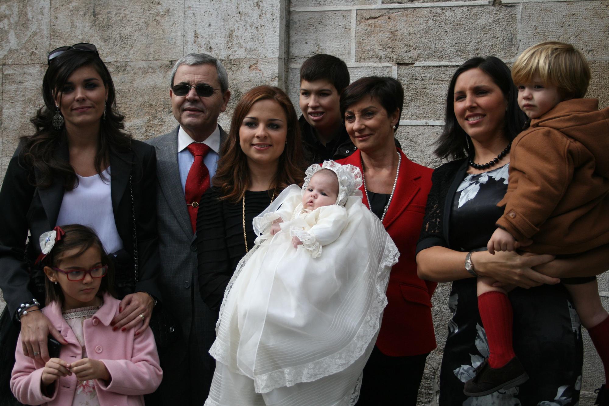 Y con la familia Medina, incluyendo las "super tías" falleras Belén y Loluca.