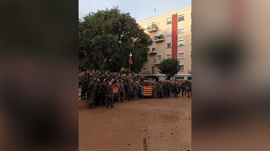 Un grupo de legionarios canta el himno de la Legión en Paiporta