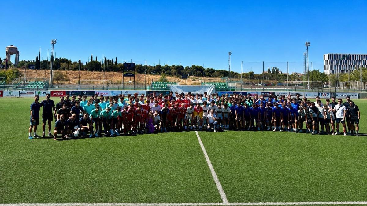 Foto de familia de los equipos participantes en el IV Memorial Mario Azua, organizado por El Olivar.