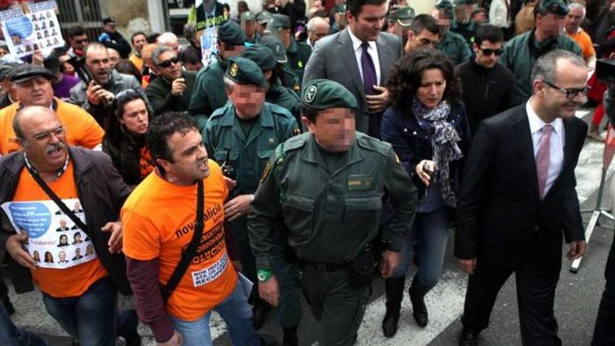 La Benemérita escoltó a las autoridades, increpadas por los preferentistas al salir del Teatro.  //  Bernabé/LM