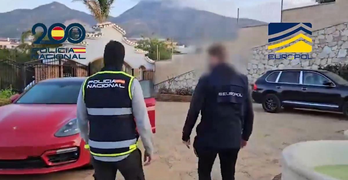 Agentes de la Policía Nacional y de la Europol en la vivienda del líder de la banda MC Comanches en Benalmádena.