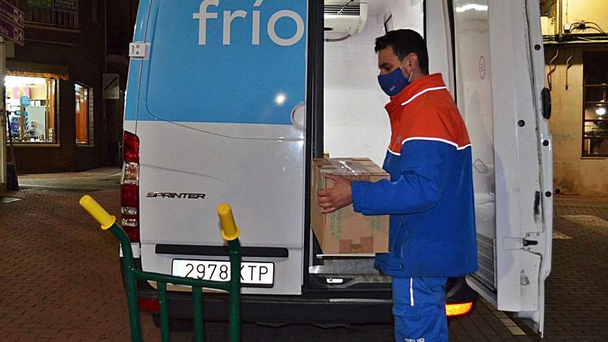 Jose cargando paquetes en la furgoneta de frío.| E. P.