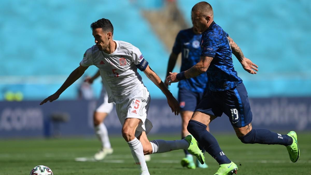 Busquets frente a la selección eslovaca