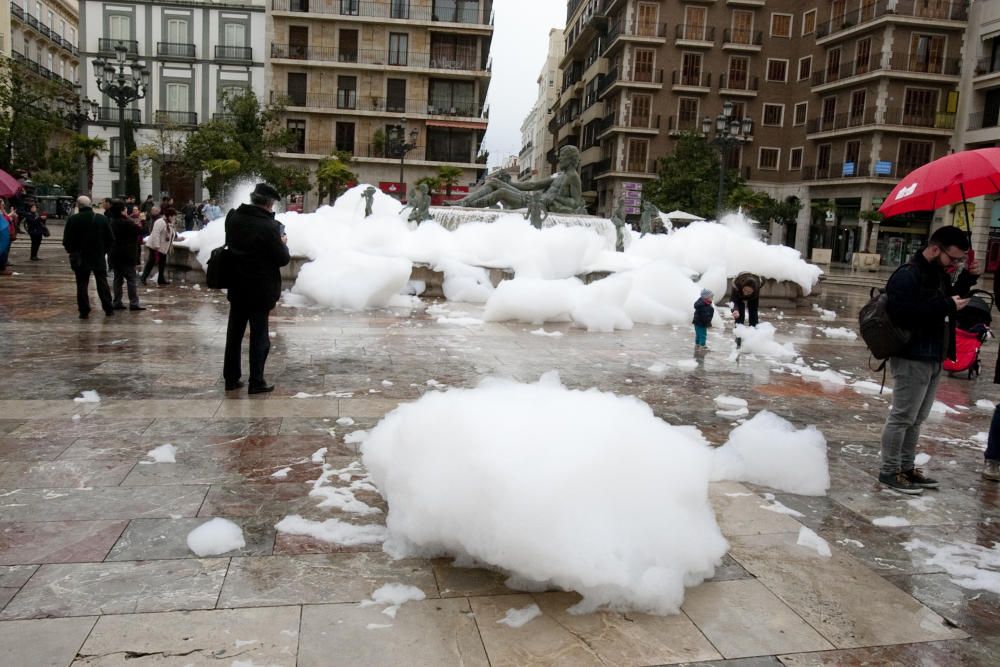 Espuma en la fuente de la plaza de la Virgen en Valencia