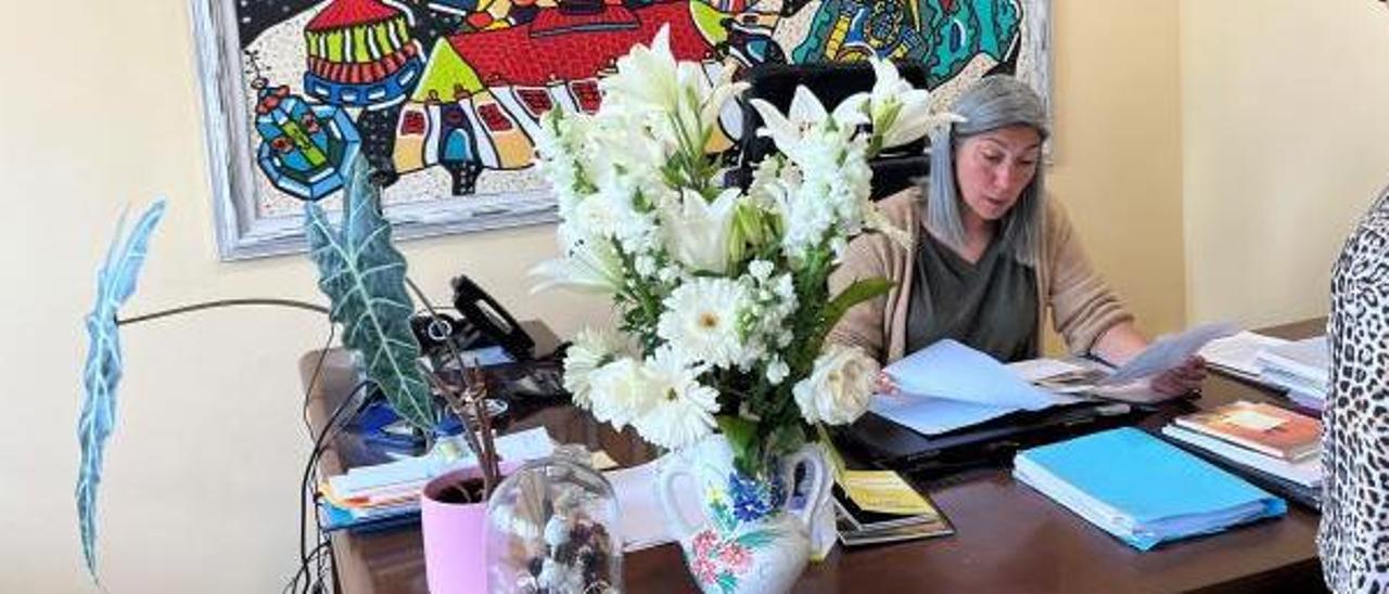Victoria Portas, recogiendo y ordenando documentos en su despacho de la Alcaldía de Cangas, ayer a mediodía.   | // G.NÚÑEZ