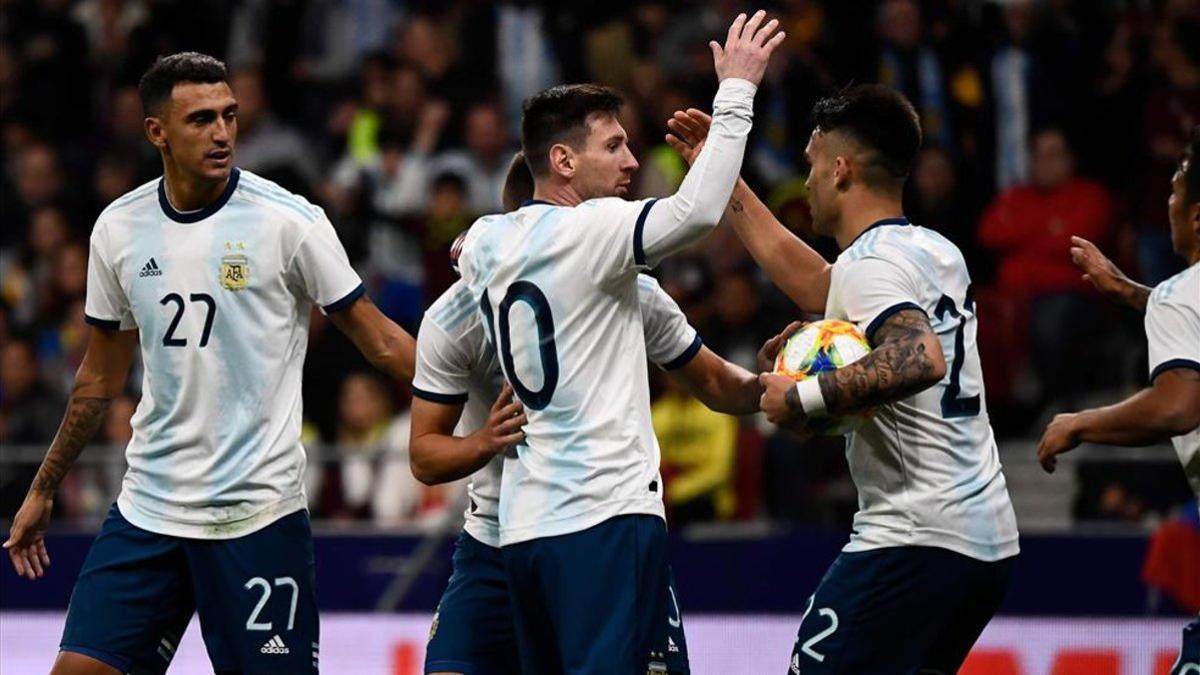 Leo Messi celebra con sus compañeros el 1-2 ante Venezuela