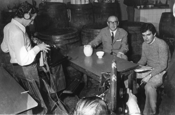 Álvaro Cunqueiro siendo entrevistado por Luis Mariñas, en su etapa como director de FARO