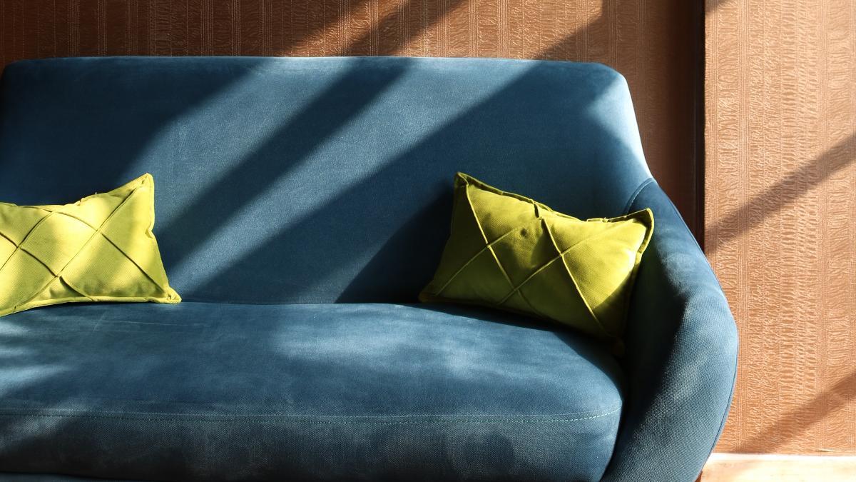 El truco del limón en el sofá de tela para eliminar las manchas fácilmente