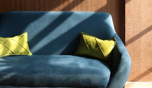Si tienes un sofá de tela, toma nota del mejor truco de limpieza: quedará  como nuevo