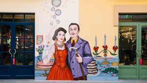 Ilustración de Carla Fuentes con Gala y Dalí celebrando la Navidad, en el centro de La Roca Village.