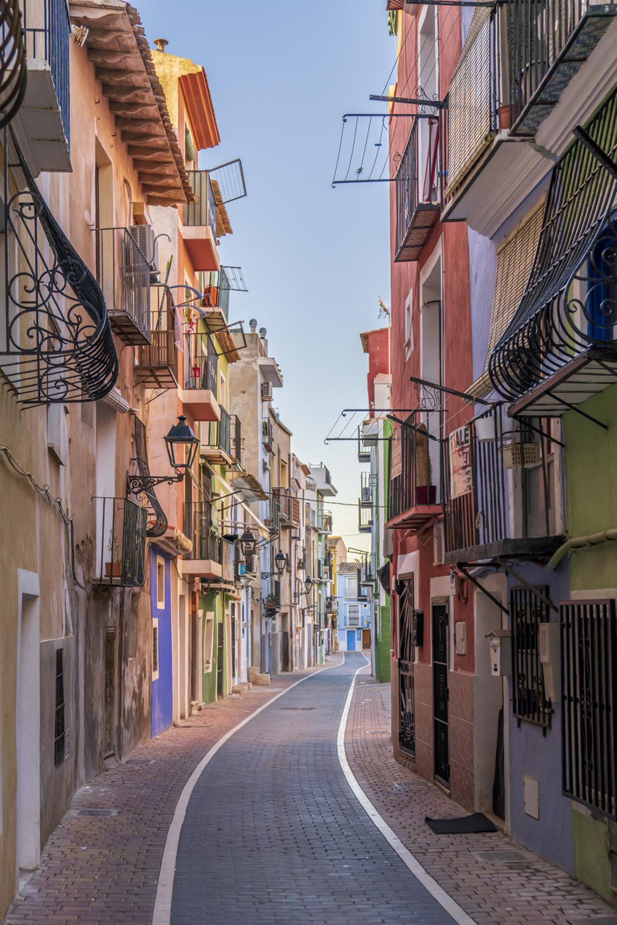 Calle estrecha en el centro histórico de la localidad de Villajoyosa