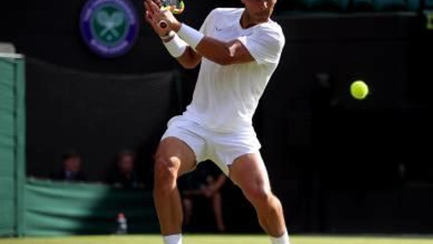 Nadal golpea una pelota este año en Wimbledon.