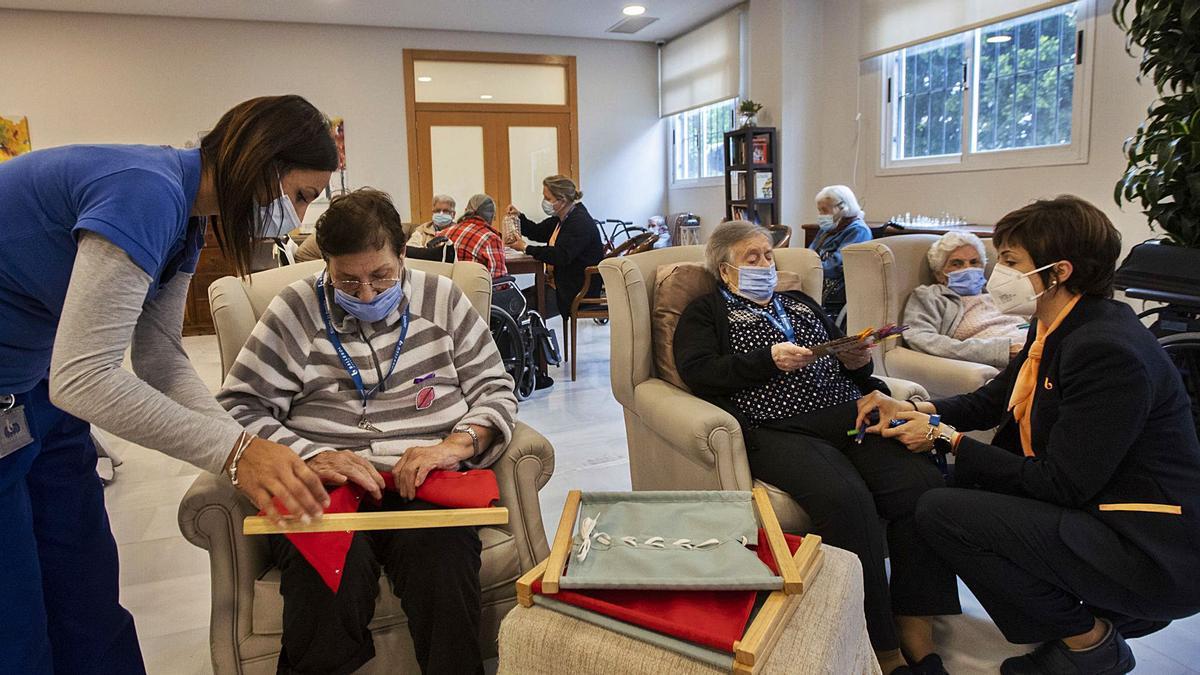 Las zonas comunes de lasresidencias han vuelto a tener plena actividad tras la vacuna.