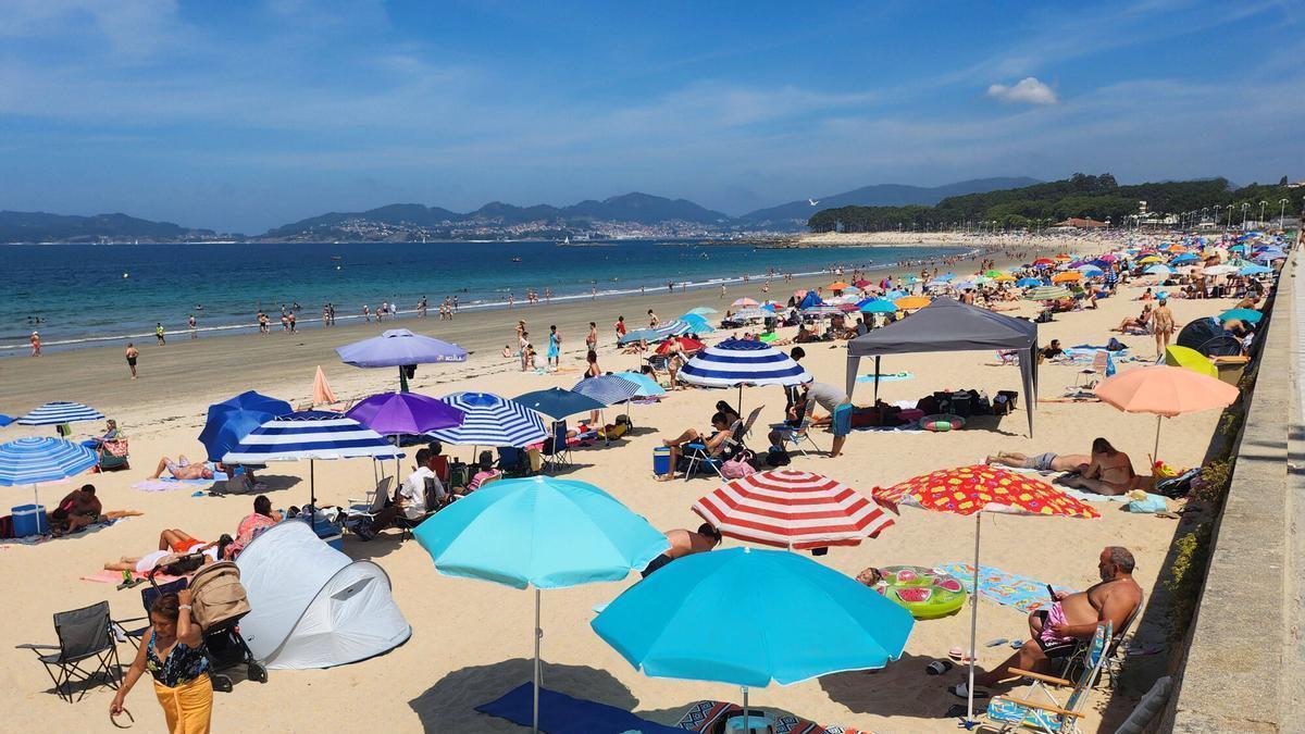 Un día de playa en Samil con el cielo despejado.
