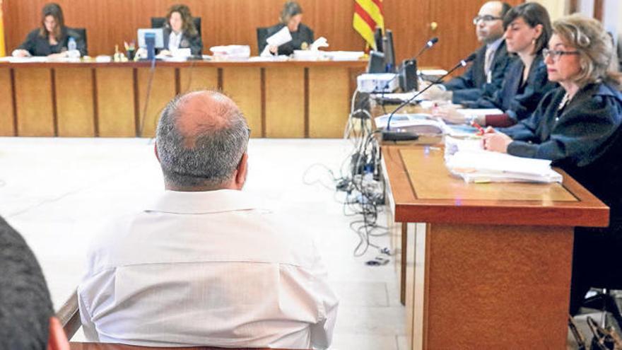 El acusado de intentar matar a dos guardias civiles en sa Pobla, durante el juicio en la Audiencia.