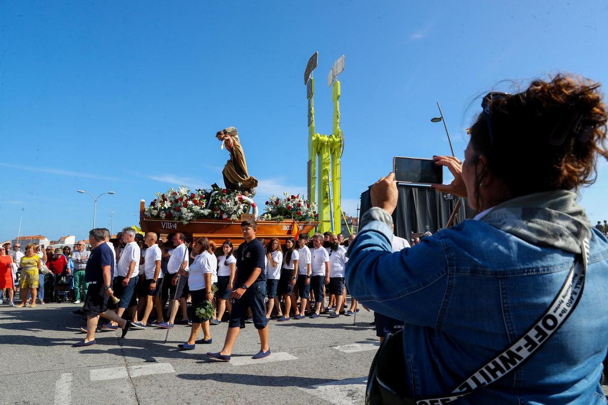 La procesión cruzó la zona de fiestas en O Corgo