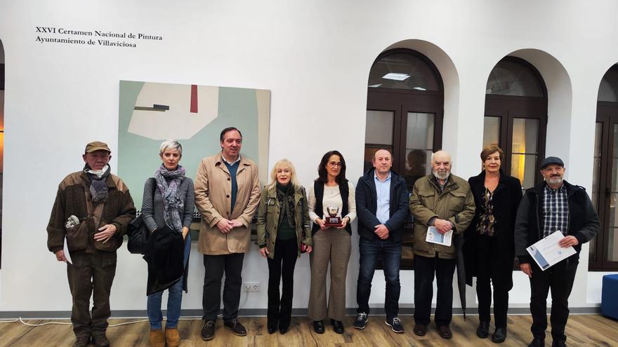 Lola Berenguer recibe la Manzana de Plata como ganadora del Certamen Nacional de Pintura de Villaviciosa