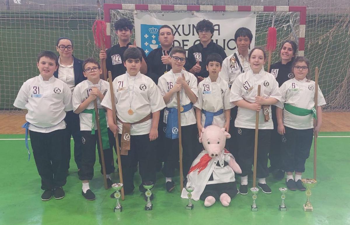 Equipo del Club Kung Tai de Lalín que participó en el Gallego Escolar de Kung-fu de Carballo. |