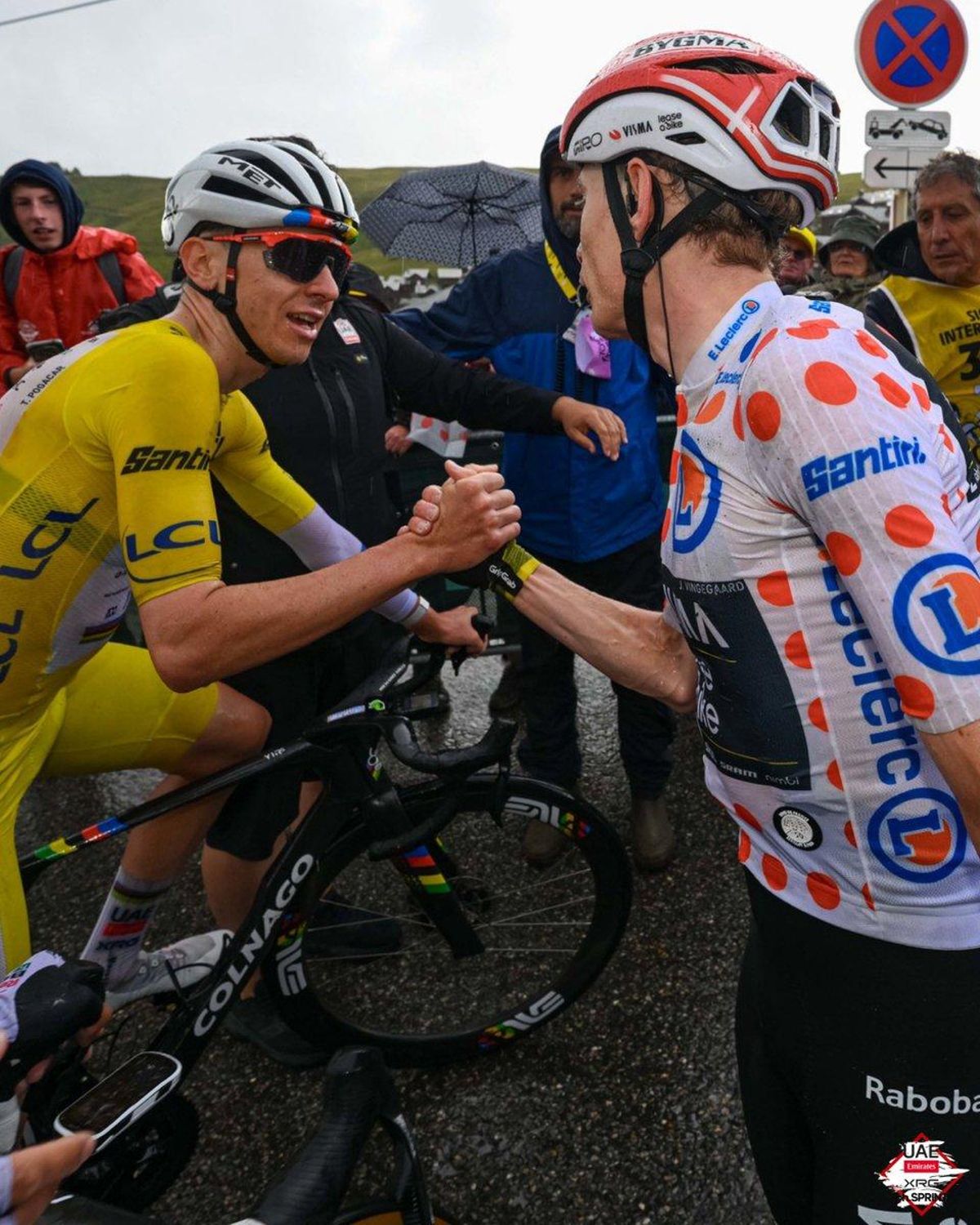 Pogacar y Vingegaard se saludan en La Plagne.