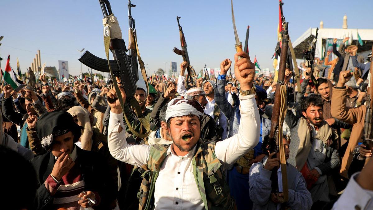 Rebeldes hutíes blanden sus armas en una protesta contra los bombardeos de EEUU y Reino Unido, el pasado viernes en Saná.