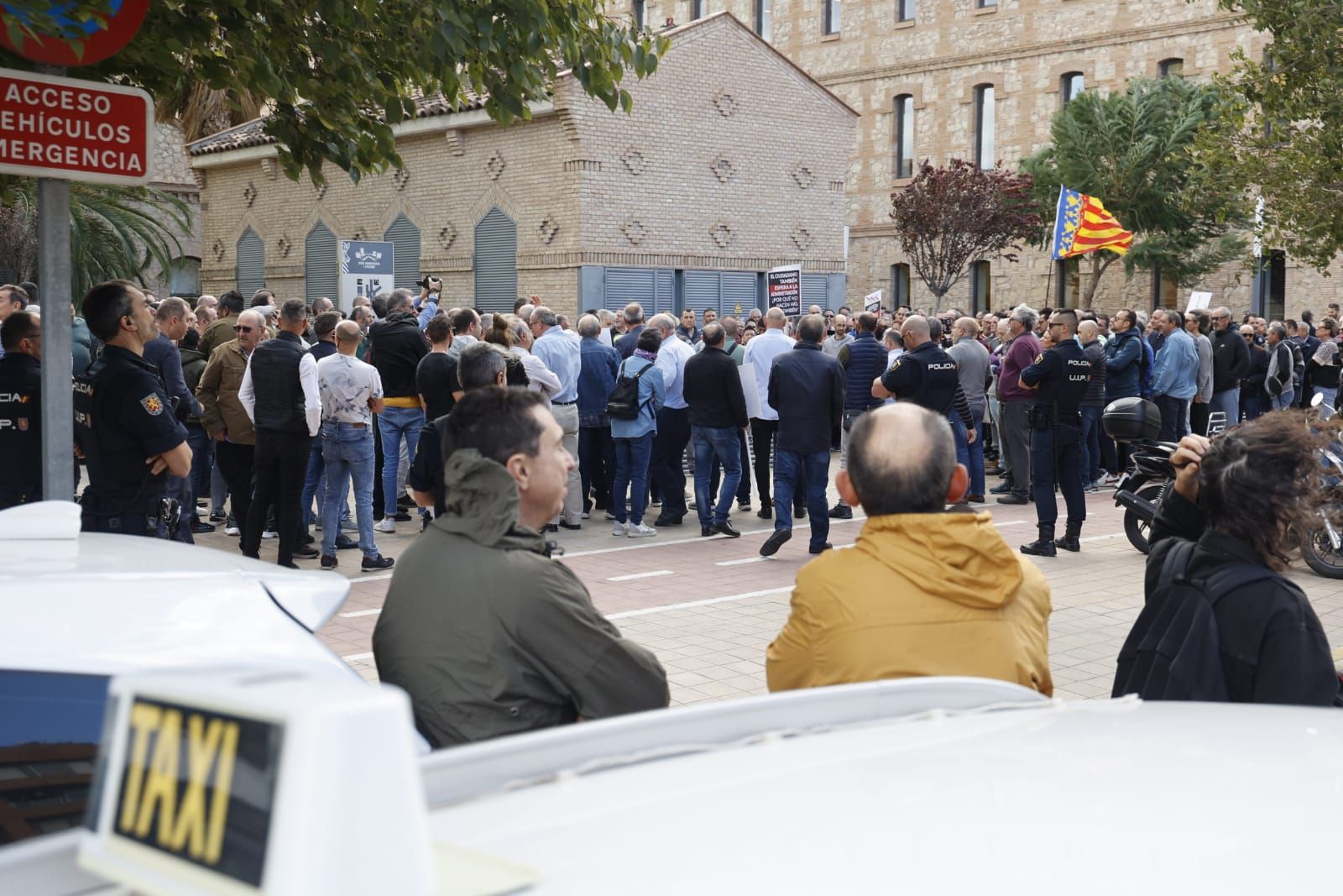 Decenas de taxis protestan por el cambio de regulación horaria