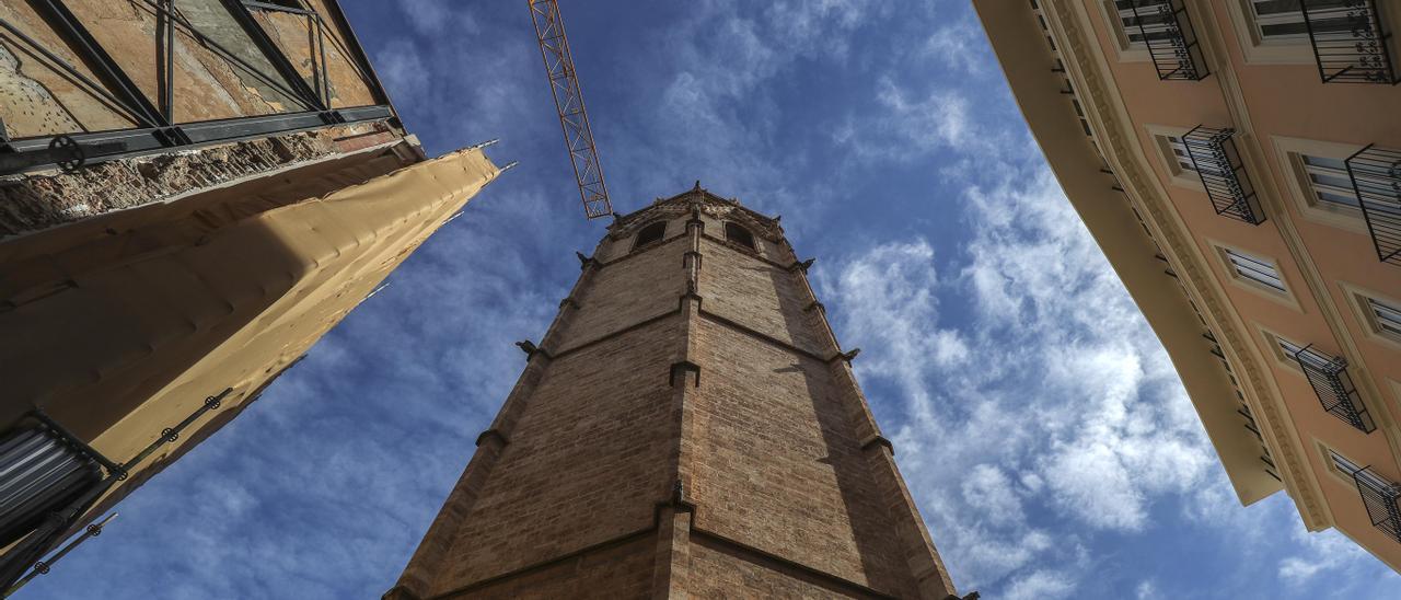 Impresionante estampa del Micalet de València.