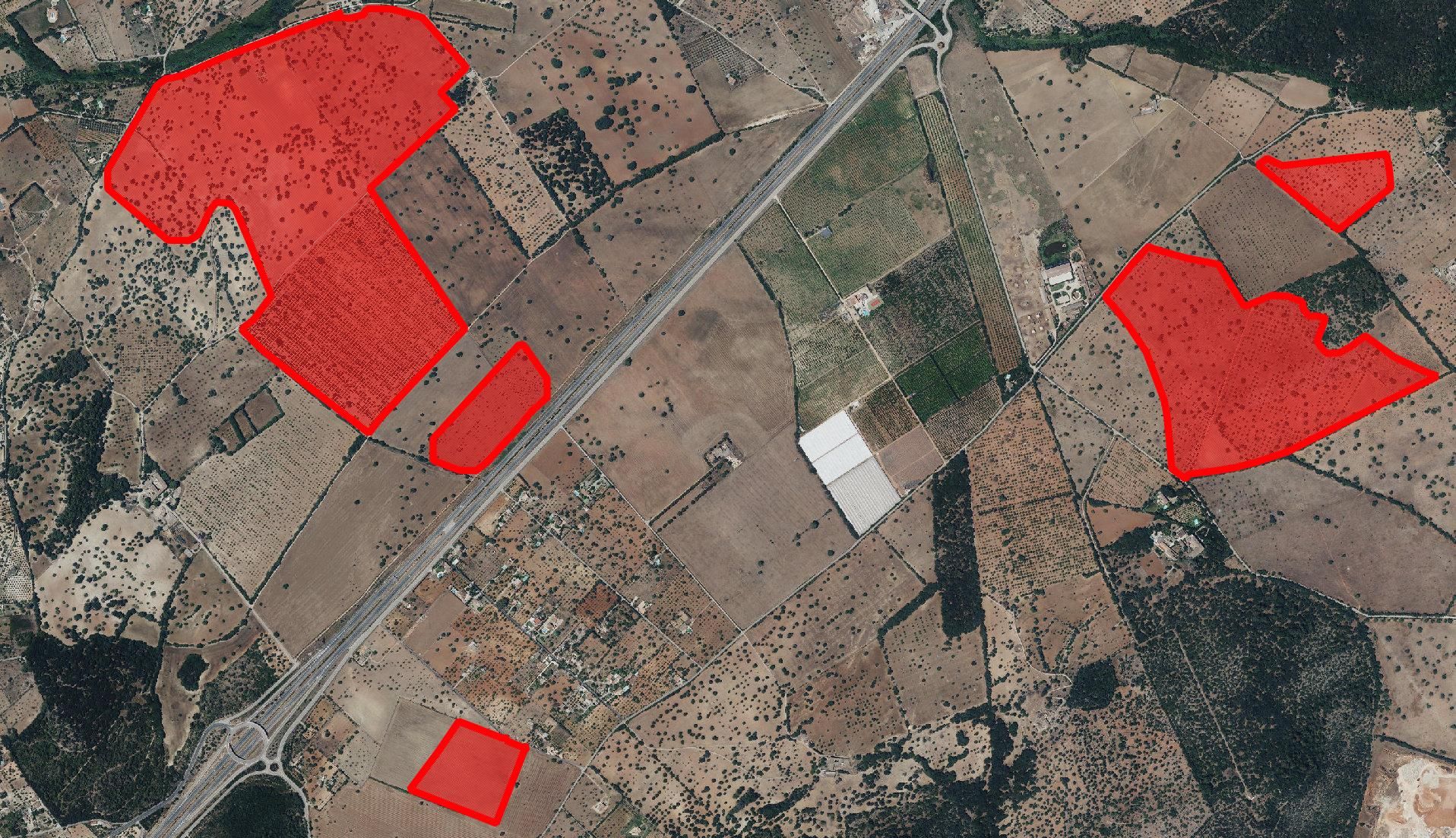 Parques fotovoltaicos | Esta es la comparativa del suelo rústico antes y después de las placas solares