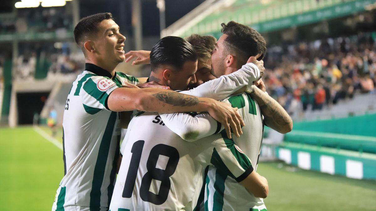 Los jugadores del Córdoba CF celebran el quinto gol al Cacereño, obra de Luismi Redondo, el pasado domingo en El Arcángel.