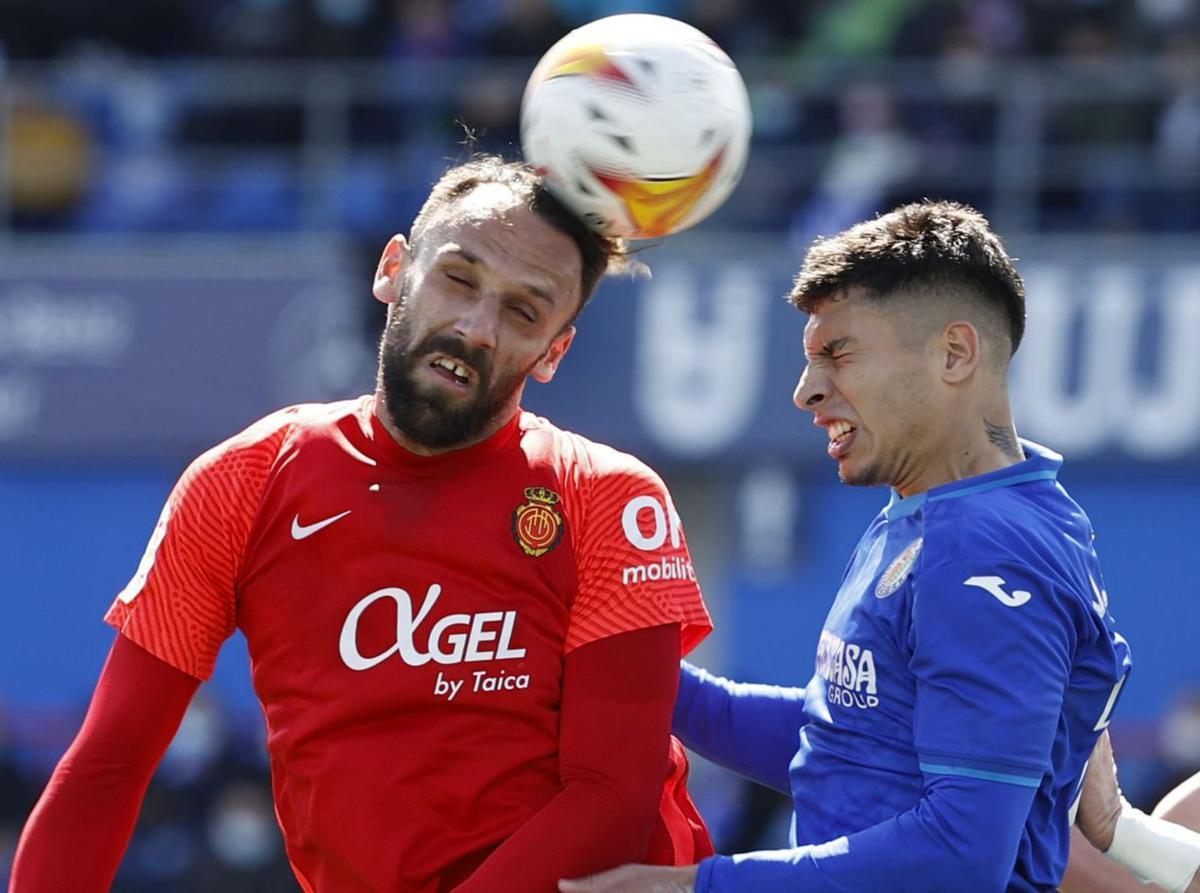 Die starken Leistungen von Vedat Muriqi (li.) sind anderen Teams nicht verborgen geblieben.  | FOTO: MOYA/EFE