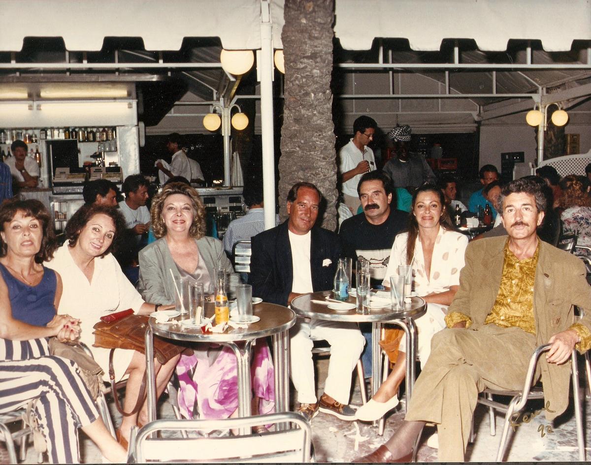 Varios artistas (entre ellos Gemma Cuervo, María Asquerino  y Paco Valladares) en la terraza de Peret.