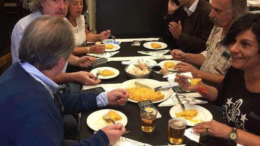 El jurado de la Semana de la Tortilla de Betanzos inicia su cata