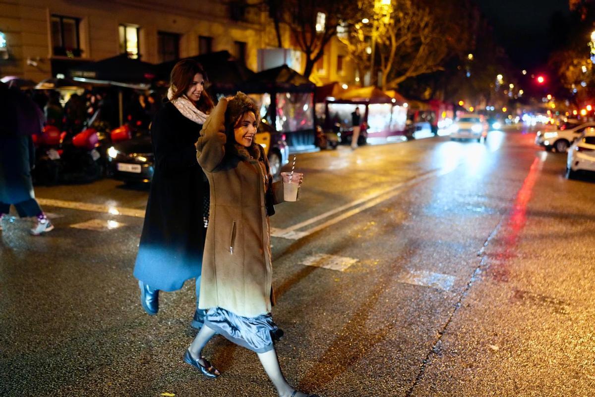 Asistentes del botellón de la calle Mandri de Barcelona
