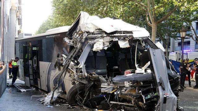 Accident d’autocar a la rambla de Ferran de Lleida, a prop de la Seu Vella.