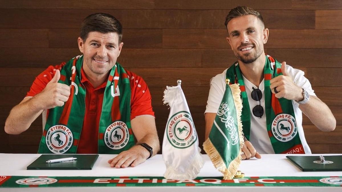 Jordan Henderson, junto a Steven Gerrard, tras firmar por el Al Ettifaq saudí