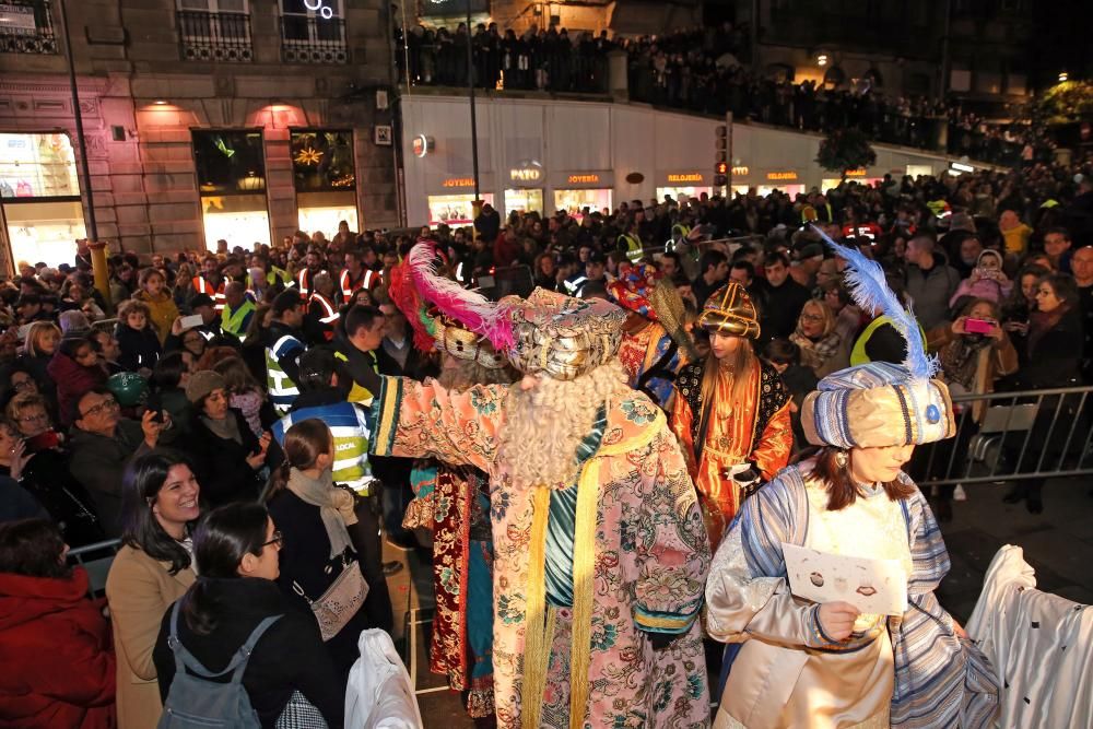 Miles de niños y niñas disfrutan junto a sus familias del desfile récord de la ciudad olívica. Melchor, Gaspar y Baltasar lanzaron caramelos desde sus carrozas.